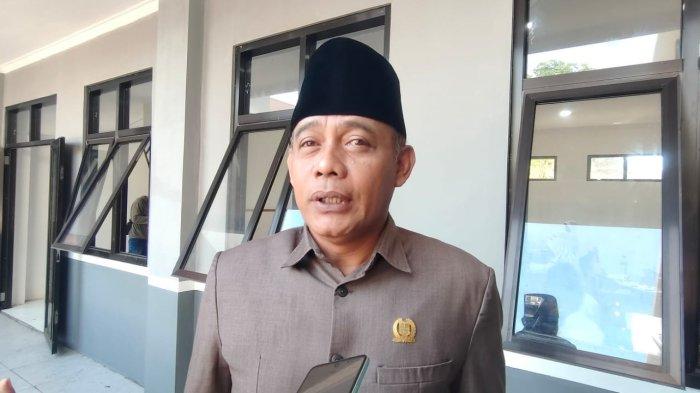 PANGANDARAN - Saat Asep Noordin Ketua DPRD Kabupaten Pangandaran berada di SD Negeri 1 Babakan Pangandaran. Asep berharap adanya dewan kebudayaan ini bisa menggama kekuatan kepariwisataan di Kabupaten Pangandaran Jawa Barat.