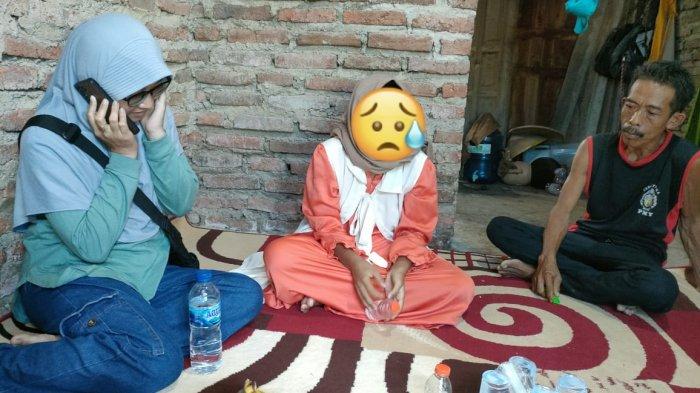 Asisten Hotman Paris Hutapea, Witri, saat berkunjung ke rumah bocah SD yang digilir gerombolan anak punk di Kabupaten Indramayu, Jumat (15/12/2023).