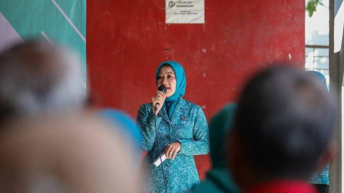 Ketua TP PKK Jabar, Atalia Praratya memuji keberhasilan penanganan stunting dan ODF di wilayah Kelurahan Antapani Kulon, Kecamatan Antapani, Kota Bandung.