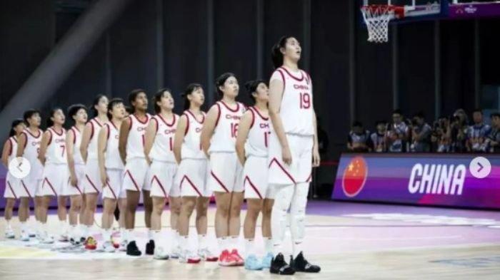 Atlet timnas basket U18 putri China, Zhang Ziyu (220 cm) menjadi sorotan saat menghadapi Indonesia di Longhua Culture & Sports Center, China, Senin (24/6/2024) malam.
