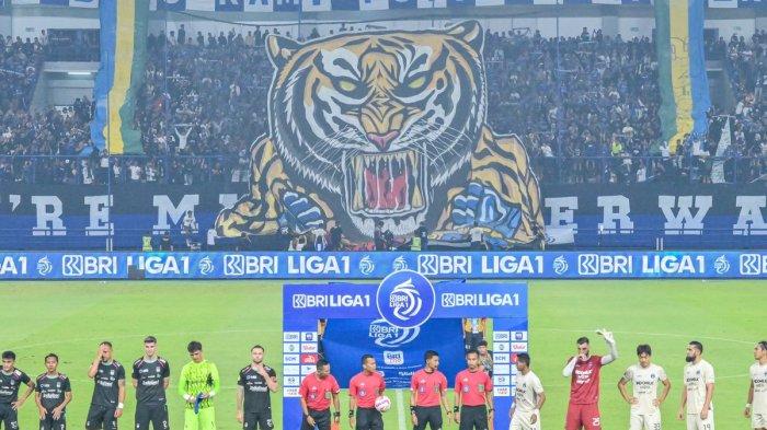 Atmosfer laga kandang Persib Bandung yang dipenuhi Bobotoh di tribune Timur Stadion Gelora Bandung Lautan Api (GBLA) pada laga Persib vs Persita Tangerang di pekan ke-16 Liga 1 2024-2025, Minggu (22/12/2024). Mulai putaran kedua Panpel Persib akan lepas dari sanksi Komdis PSSI.