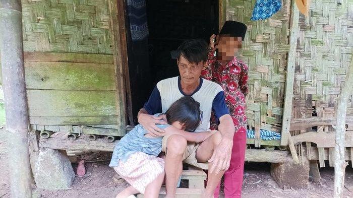 Ato bersama dua anaknya menempati rumah tak layak huni di Kampung Mekarjaya RT 04/04, Desa Cikangkung, Kecamatan Ciracap, Kabupaten Sukabumi, Jawa Barat.