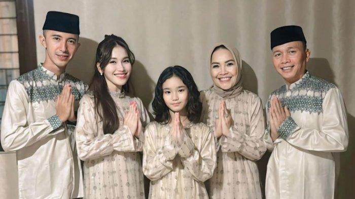 Ayu Ting Ting berfoto bersama keluarga.