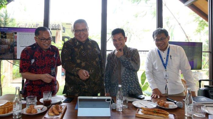 Kepala Perwakilan Bank Indonesia Jawa Barat Muhamad Nur (kedua dari kiri), bersama Deputi Kepala Perwakilan Bank Indonesia Provinsi Jawa Barat Achris Sarwani (kiri) dan Deputi Kepala Perwakilan Bank Indonesia Provinsi Jawa Barat Muslimin Anwar (kedua dari kanan) saat memaparkan tentang penyelenggaraan KKJ-PKJB 2024 di Bandung, Rabu (19/6/2024).