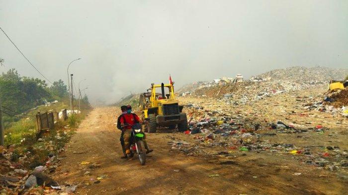 Petugas BPBD Kabupaten Bandung Barat melintas di TPA Sarimukti yang saat ini masih diselimuti asap tebal akibat kebakaran yang makin meluas, Rabu (23/8/2023).