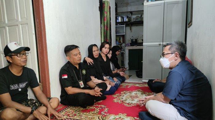 Kepala Kantor Cabang BPJS Ketenagakerjaan (BPJAMSOSTEK) Bandung Suci, Opik Taufik, beserta tim didampingi oleh Tomi Kurnia selaku Respon Team Supervisor Gojek Bandung mengunjungi langsung rumah duka driver ojol korban tabrak lari di daerah Maleber, Kec Andir, Kota Bandung, Selasa (2/4/2024).