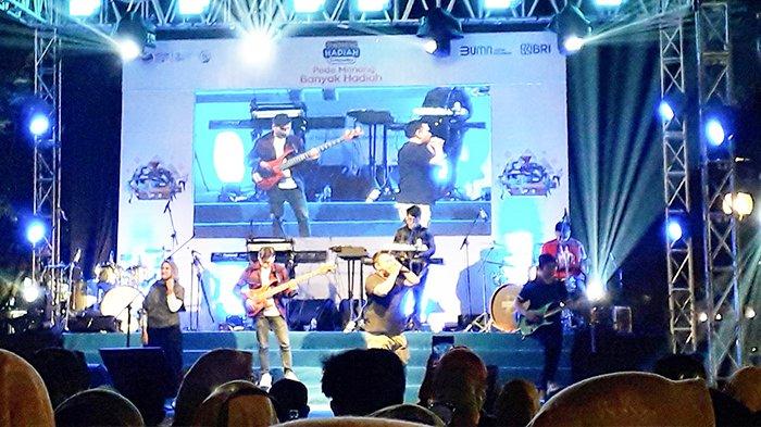 BRINAR Band yang merupakan grup band karyawan Branch Office BRI Bandung Naripan tampil memukau menghibur para tamu undangan.* 