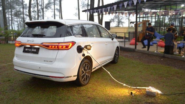 BYD M6  mampu mendukung kegiatan outdoor dengan kekuatan baterai listriknya