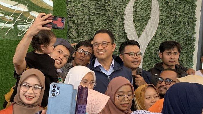 Bacapres Anies Baswedan saat melayani foto bersama dalam kunjungannya ke Cianjur, Kamis (21/9/2023).
