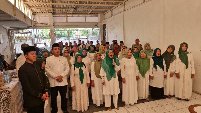 Bakal calon wali kota Bandung, H Erwin mendapatkan dukungan dari barisan purna bakti dukung kang Erwin (Bapurwin) kota Bandung untuk maju menjadi orang nomor satu di Bandung. Dukungan ini mereka sampaikan di kediaman Erwin di Jalan Wuluku Raya, Babakansari, Kecamatan Kiaracondong, Senin (20/5/2024).