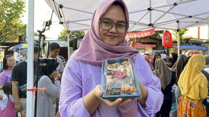 Balqis Siti Fauzziyyah Nuraida (25), ibu muda pemilik kedai Sushi Parasmanan Imy yang viral di Alun-alun Puspawangi Indramayu, Minggu (4/8/2024).