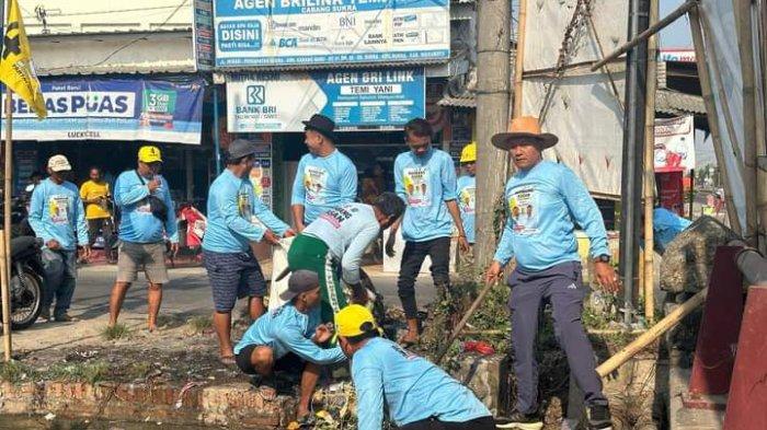 Calon Bupati Nomor Urut 1, Bambang Hermanto bersama tim sukses dan relawan melakukan aksi bersih-bersih sampah di Pasar Sukra, Kecamatan Sukra, Kabupaten Indramayu, Sabtu (26/10/2024).