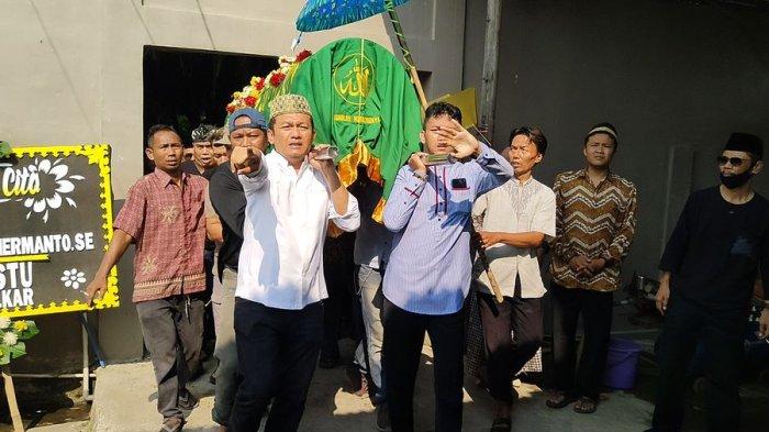 Anggota DPR RI dari Fraksi Golkar, Bambang Hermanto (baju putih) menangis saat menggotong keranda jenazah ibundanya, Hj Casinih (62) yang meninggal dunia secara tidak wajar, Jumat (26/5/2023).
