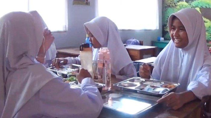 Murid Sekolah Dasar Negeri (SDN) 193 Caringin, Kecamatan Sukajadi, Kota Bandung, saat menikmati menu makanan dari Program Makan Bergizi Gratis, Senin (6/1/2025). 