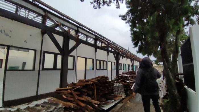 GEDUNG DIBONGKAR - Bangunan gedung sekolah SLBN A Pajajaran di Kompleks Wiyataguna dibongkar untuk dijadikan sekolah rakyat.
