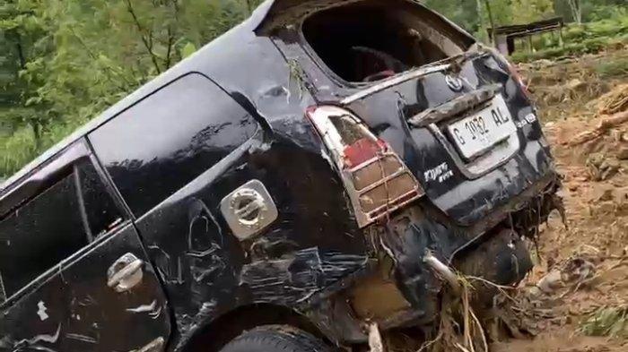 Banjir dan tanah longsor melanda Kecamatan Petungkriyono, Kabupaten Pekalongan. Berita terakhir 16 orang dinyatakan tewas.