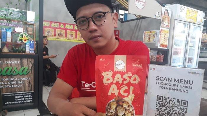Pemilik usaha Baso Aci Tercabaikan, Inggra Dwipo Prayoga menunjukkan Baso Aci Tercabaikan dalam kemasan di Food Court Pasar Modern Sinpansa Summarecon Bandung, Sabtu (2/3/2024).