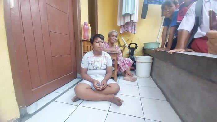 Bastian Firjon atau karib disapa Babas, tinggal di sebuah rumah, yang terletak di Gang Samin, RT 05, Kelurahan Jatake, Kecamatan Jatiuwung, Kota Tangerang. 