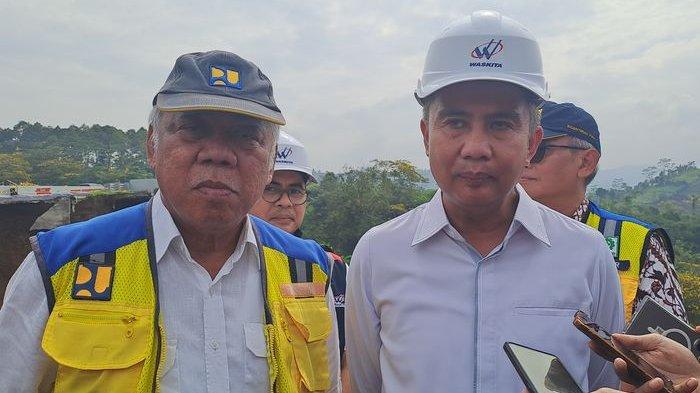 Menteri Pekerjaan Umum dan Perumahan Rakyat (PUPR), Basuki Hadimuljono (kiri), dan Pj Gubernur Jabar, Bey Machmudin, meninjau lokasi longsor Tol Bocimi di KM 64+600, Kabupaten Sukabumi, Jawa Barat, Jumat (5/4/2024).