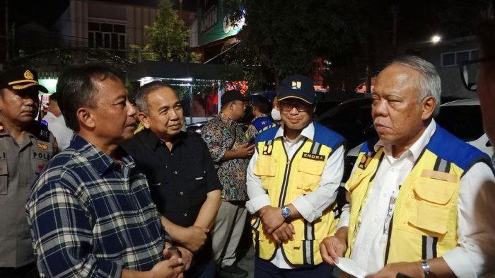 Menteri Pekerjaan Umum dan Perumahan Rakyat (PUPR) Basuki Hadimuljono mengunjungi RSUD Sumedang untuk memeriksa secara langsung fasilitas umum yang rusak akibat terdampak gempa bumi, Rabu (3/1/2024) malam.