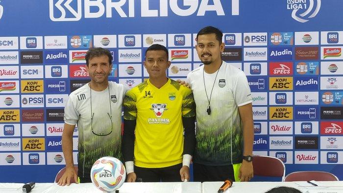 (kiri ke kanan), Asisten pelatih Persib sekaligus penerjemah, Bayu Eka Sari, Pelatih Persib, Luis Milla, dan penjaga gawang Persib, Teja Paku Alam sampaikan persiapan tim Maung Bandung jelang hadapi Madura United, dalam sesi konferensi pers pra pertandingan, di Stadion GBLA Kota Bandung, Sabtu (1/7/2023)