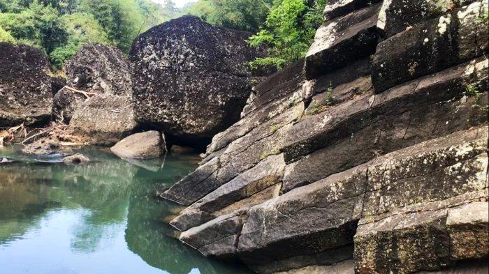 Salah satu spot menarik di kawasan wisata Paraga Stone yang menawarkan keindahan struktur batuan unik di bantaran Sungai Cimedang.