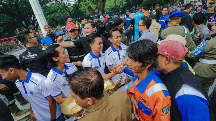 Beckham Putra, Henhen Herdiana, Robi Darwis, dan Febri Hariyadi di sela Apel Persiapan Pengamanan Konvoi Persib Juara, di Plaza Balai Kota Bandung, Senin 12 Mei 2025.