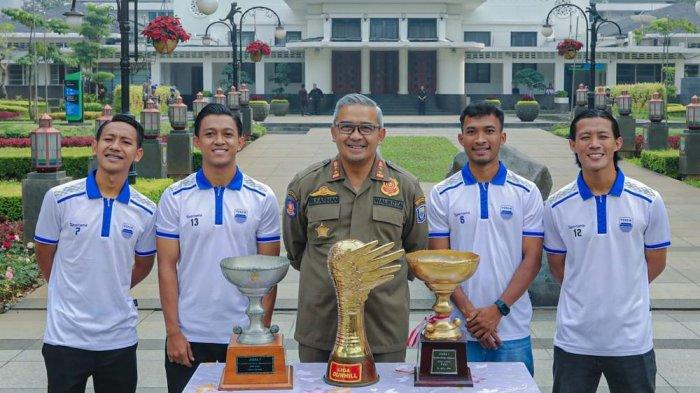4 PILAR PERSIB - Beckham Putra, Henhen Herdiana, Robi Darwis, dan Febri Hariyadi berfoto bersama Wali Kota Bandung Muhammad Farhan di sela Apel Persiapan Pengamanan Konvoi Persib Juara, di Plaza Balai Kota Bandung, Senin 12 Mei 2025.