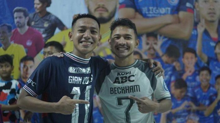 Beckham Putra dan Gian Zola bertukar jersey saat bertemu di pertandingan Arema FC vs Persib Bandung di Stadion Kanjuruhan, Malang, Minggu (11/9/2022). Pertandingan itu dimenangkan oleh Persib Bandung dengan skor 2-1.