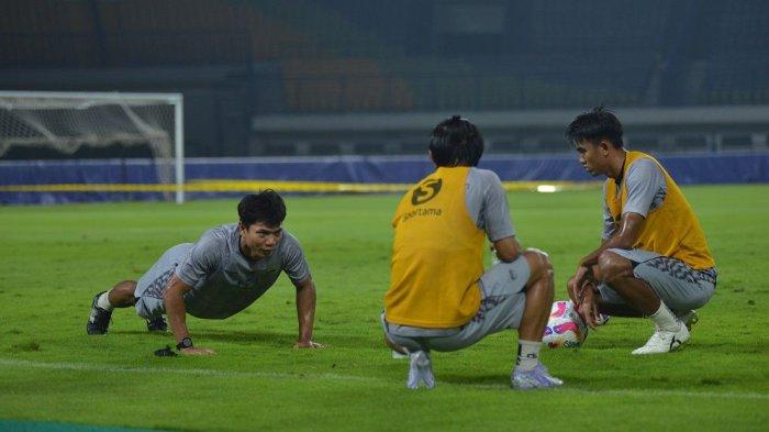 Bek PERSIB, Achmad Jufriyanto melakukan push-up pada sesi latihan di Stadion Gelora Bandung Lautan Api, Jumat, 21 Maret 2025.