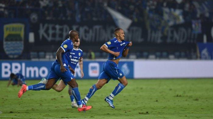 Bek PERSIB, Gustavo merayakan gol ke gawang Bali United pada pertandingan pekan ke-29 Liga 1 2024/25 di Stadion Gelora Bandung Lautan Api, Jumat, 18 April 2025.