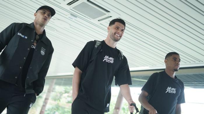 Bek PERSIB, Julio Cesar (tengah) berjalan bersama dua rekannya Wiliam Marcilio (kiri) dan Uilliam Barros (kanan) di Bandara Soekarno-Hatta Tangerang, Banten, Kamis, 17 Juli 2025.