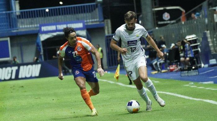 Bek PERSIB, Mateo Kocijan mencoba melewati pemain Port FC pada pertandingan Grup F AFC Champions League di Stadion Phutam Thani, Thailand, Kamis, 28 November 2024.