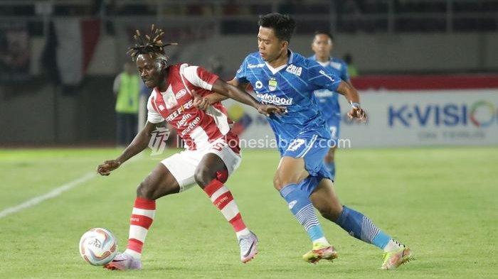 Bek Persib Bandung Edo Febriansah (kanan) saat membayangi pemain Persis Solo pada laga pekan ketujuh Liga 1 2023-2024 di Stadion Manahan, Solo, Selasa (8/8/2023) malam.
