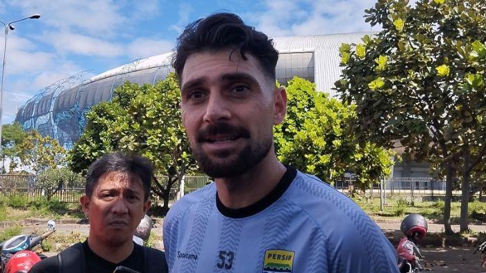 JAWAB PERTANYAAN - Bek Persib Bandung, Frans Putros, menjawab pertanyaan wartawan setelah sesi latihan di Lapangan Pendamping Stadion GBLA, Kota Bandung, Jawa Barat, Selasa (29/7/2025).