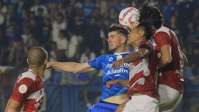 Bek Persib Bandung, Nick Kuipers (biru), melakukan duel dengan pemain Madura United pada leg pertama final LIga 1 2023-2024 di Stadion Si Jalak Harupat, Kabupaten Bandung, Minggu (26/5/2024) malam. Persib menang 3-0.
