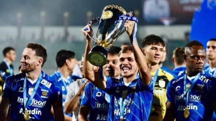 Bek Persib Bandung Rezaldi Hehanusa mengangkat trofi Juara Liga 1 2023/2024 di Stadion Gelora Bangkalan, Jumat (31/5/2024). Persib Bandung juara setelah memenangkan final Championship Series melawan Madura United.