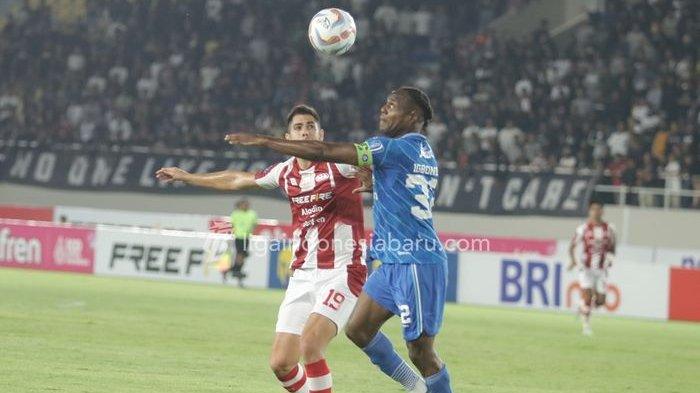Bek Persib Bandung Victor Igbonefo (kanan) saat berduel dengan pemain Persis Solo di pekan ketujuh Liga 1 2023-2024 di Stadion Manahan, Solo, Selasa (8/8/2023) malam. Persib kalah 1-2.