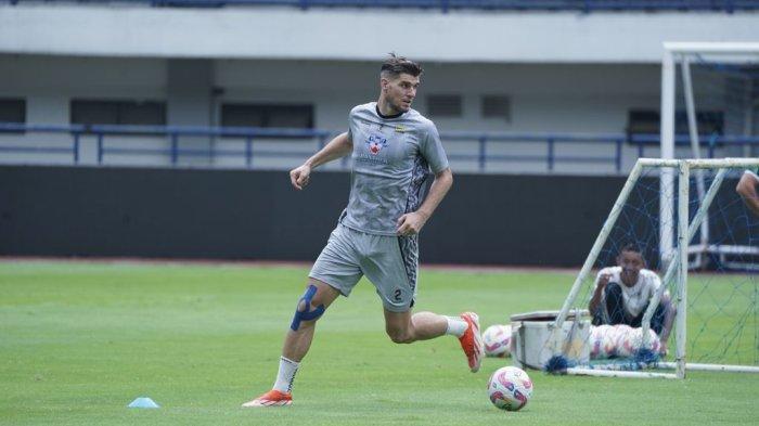LATIHAN PERSIB - Bek Persib, Nick Kuipers berlatih di Stadion Gelora Bandung Lautan Api, Selasa, 25 Februari 2025