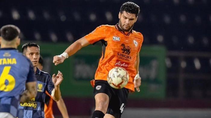 CALON PEMAIN PERSIB - Bek asal Brasil, Julio Cesar saat membela Chiangrai United. Julio Cesar dikabarkan sudah deal bersama Persib Bandung untuk musim 2025/2026.