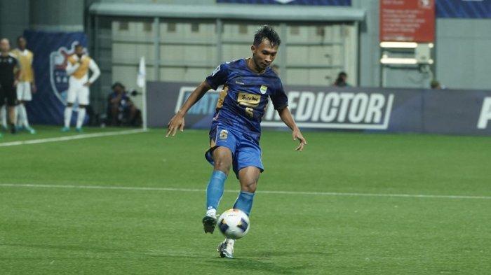 Bek kanan PERSIB, Robi Darwis.