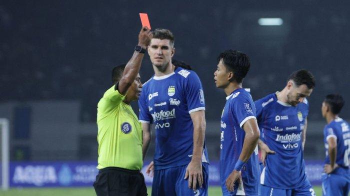 Bek kiri PERSIB, Mohamad Edo Febriansah mendapatkan kartu merah dari wasit pada pertandingan melawan Barito Putera di Stadion Gelora Bandung Lautan Api, Jumat, 9 Mei 2025.