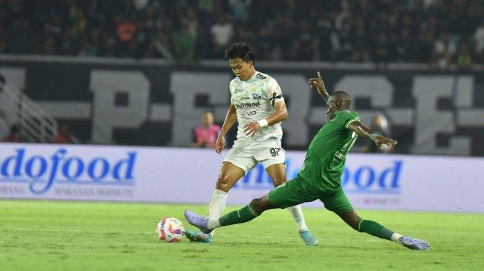 Bek kiri PERSIB, Mohammad Edo Febriansah diadang pemain Persebaya Surabaya pada pertandingan pekan ke-25 Liga 1 2024/25 di Stadion Gelora Bung Tomo, Sabtu, 1 Maret 2025.