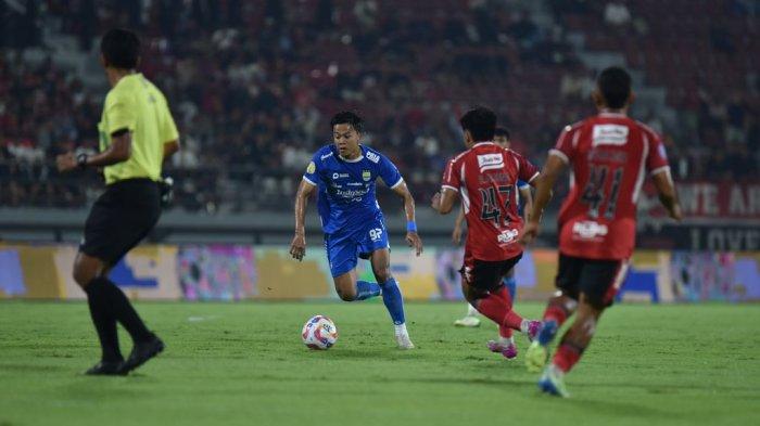 Bek kiri Persib Bandung, Mohammad Edo Febriansyah mencoba melewati pemain Bali United pada pertandingan tunda pekan ke-12 Liga 1 2024/2025 di Stadion Kapten I Wayan Dipta Gianyar, Selasa, 7 Januari 2025.