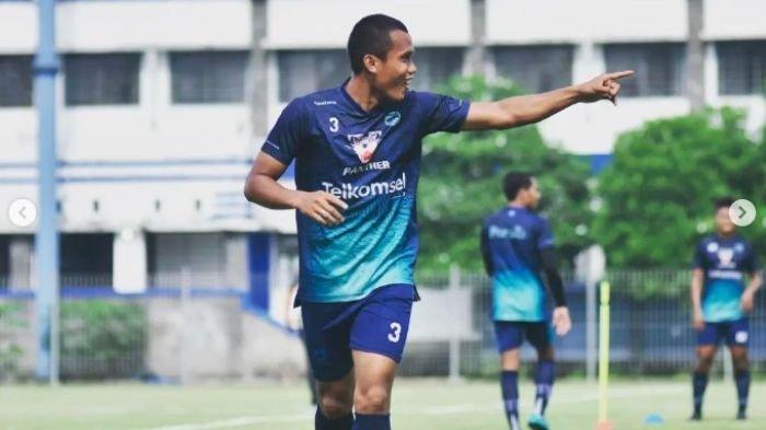 Bek persib Bandung Eriyanto saat latihan. Para bobotoh geregetan ingin melihat Eriyanto yang masih belum debut dan mendapatkan menit bermain.