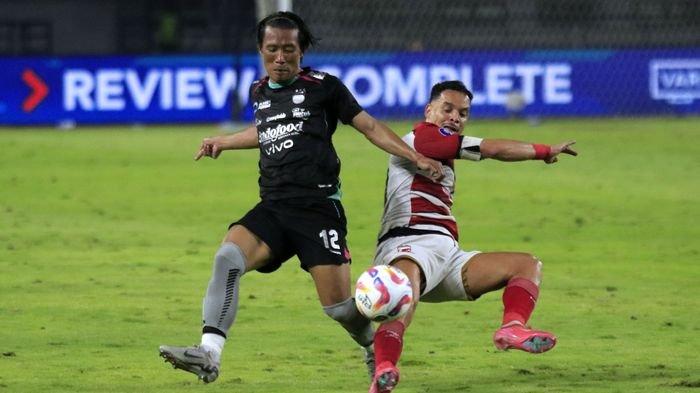BEREBUT BOLA - Bek sayap Persib Bandung, Henhen Herdiana (kiri), saat berebut bola dengan pemain Madura United, Lulinha, pada laga pekan ke-24 Liga 1 2024-2025 di Stadion Gelora Bandung Lautan Api, Kota Bandung, Sabtu (22/2/2025).