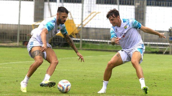 Tyronne del Pino (kiri) dibayangi Stefano Beltrame saat sesi latihan di Stadion Sidolig Kota Bandung, Jumat (1/12/2023)