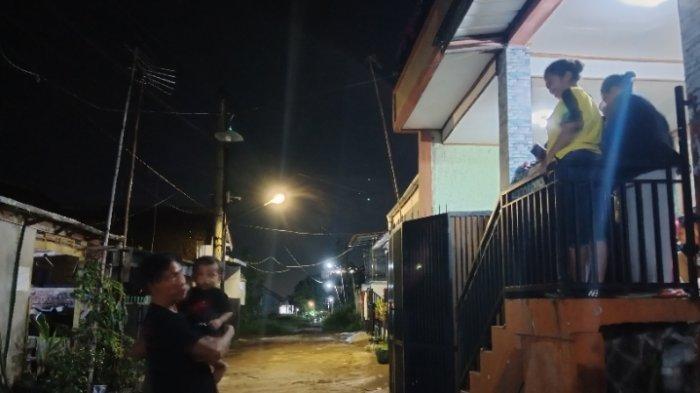 Warga Perumahan Taman Bukit Makmur (TBM), Jatinangor, Sumedang berhamburan ke luar rumah akibat gempa, Minggu (31/12/2023) malam.