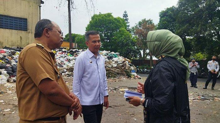 Pj Gubernur Jabar, Bey Machmudin saat meninjau TPS Pasar Kuda Cimahi, Selasa (19/9/2023).