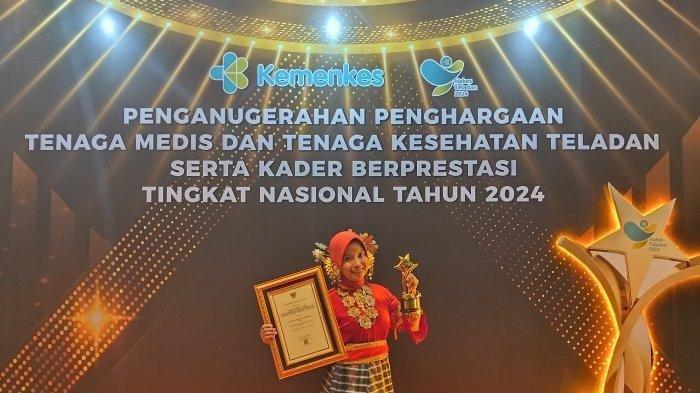Bidan Desa Taloba, Kecamatan Tutar, Polewali Mandar bernama Sumiarti saat menerima penghargaan bidan teladan tingkat nasional kategori pengabdian tanpa batas dari Kemenkes RI di Jakarta pada Rabu (14/8/2024) lalu.